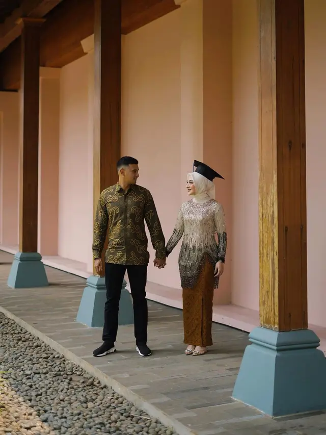 6 Potret Anggun Margin Wieheerm Kenakan Kebaya Full Payet saat Wisuda, Resmi Jadi Sarjana Hukum