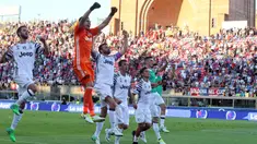 Para pemain Juventus melakukan selebrasi usai  laga melawan Bologna pada giornata terakhir Liga Italia Serie A 2016-2017 di Stadion Renato Dall'Ara, Minggu (28/5/2017). Juventus menang 2-1. (EPA/Giorgio Benvenuti)