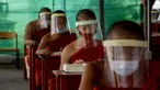 Para biksu muda mengenakan masker dan pelindung wajah saat belajar agama di Molilokayaram Educational Institute, Bangkok, Thailand, Rabu (15/4/2020). Sekitar 200 biksu muda tetap bersekolah kendati Thailand menutup semua sekolah selama lockdown akibat COVID-19. (AP Photo/Gemunu Amarasinghe)