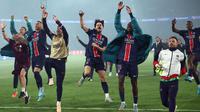 Para pemain Paris Saint-Germain (PSG) merayakan kemenangan mereka pada akhir pertandingan leg kedua semifinal Liga Champions 2024/2025 melawan Arsenal di Stadion Parc des Princes, Paris, pada 7 Mei 2025 waktu setempat atau Kamis (8/5/2025) dini hari WIB. (FRANCK FIFE/AFP)