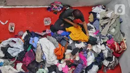 Sejatinya, pakaian bekas yang sudah robek, pudar, atau usang masih bisa kembali dimanfaatkan jika didaur ulang secara tepat. (Liputan6.com/Angga Yuniar)