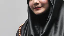 Artis sekaligus desainer Zaskia Sungkar semakin dikenal dengan gaya hijab yang fashionable. Foto diambil di SCTV Tower, Jakarta, pada 11 Mei 2015. (Liputan6.com/Herman Zakharia)