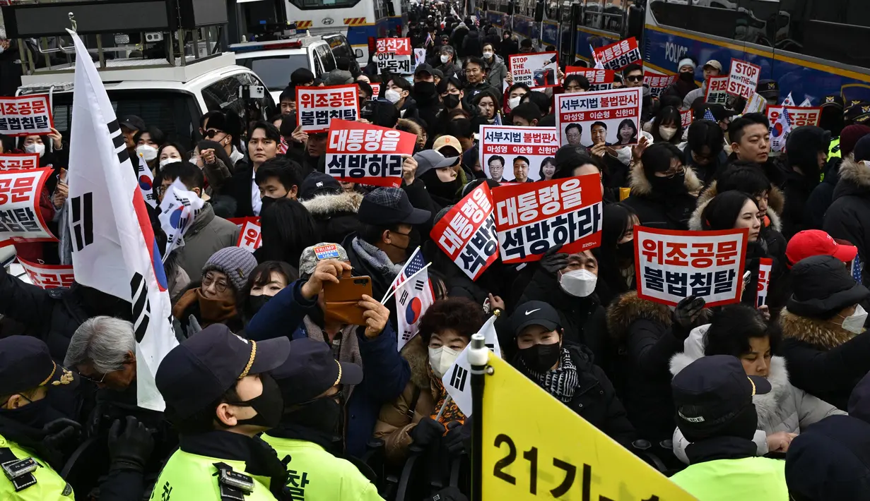 Pengadilan Distrik Pusat Seoul melakukan peninjauan keabsahan penangkapan Yoon atas permintaan pengacara pembelanya. (JUNG Yeon-je/AFP)