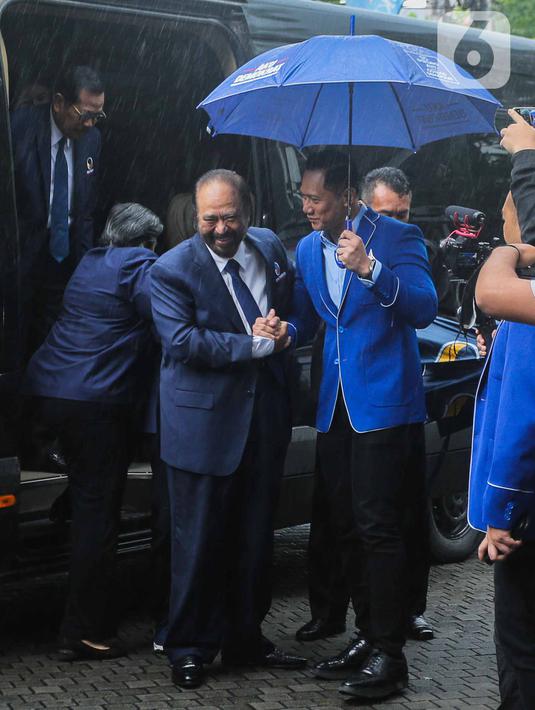 Ketua Umum Partai Demokrat Agus Harimurti Yudhoyono (AHY) menerima kunjungan Ketua Umum Partai NasDem Surya Paloh di DPP Partai Demokrat, Jakarta, Rabu (22/2/2023). Surya Paloh tiba menggunakan mobil minivan sekitar Pukul 10.52 WIB. (Liputan6.com/Faizal Fanani)