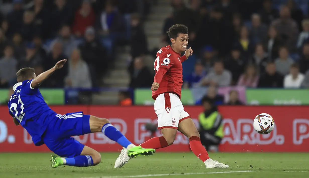 Bek Leicester City Timothy Castagne mencoba menjegal penyerang Nottingham Forest Brennan Johnson dalam lanjutan Liga Inggris 2022/23 pekan ke-9 di Stadion King Power, Leicester, Selasa (4/10) dinihari WIB. Leicester City menang 4-0 saat menjamu Nottingham Forest. (AP Photo/Leila Coker)