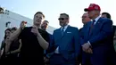 Bersama pendiri sekaligus CEO SpaceX, Elon Musk, Donald Trump mengunjungi halaman Starfactory untuk melihat-lihat ruang pabrik dan roket. (Brandon Bell/Getty Images North America/Getty Images via AFP)