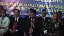 Usai upacara HUT RI ke-69, Mendikbud M. Nuh , menandatangani mandat perjanjian kerjasama pengembangan mobil listrik nasional dengan lima perguruan tinggi di Indonesia, Jakarta, Minggu (17/8/14). (Liputan6.com/Faizal Fanani) 
