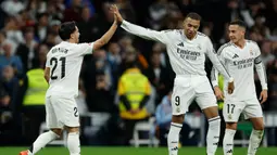 Pada menit ke-10, tendangan keras Kylian Mbappe dari luar kotak penalti membuka keunggulan Real Madrid atas Sevilla. (OSCAR DEL POZO/AFP)
