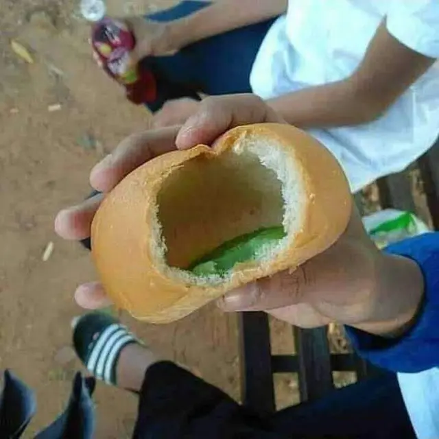 8 Potret Isian Roti Ini Nyeleneh Banget, Bikin Geleng Kepala