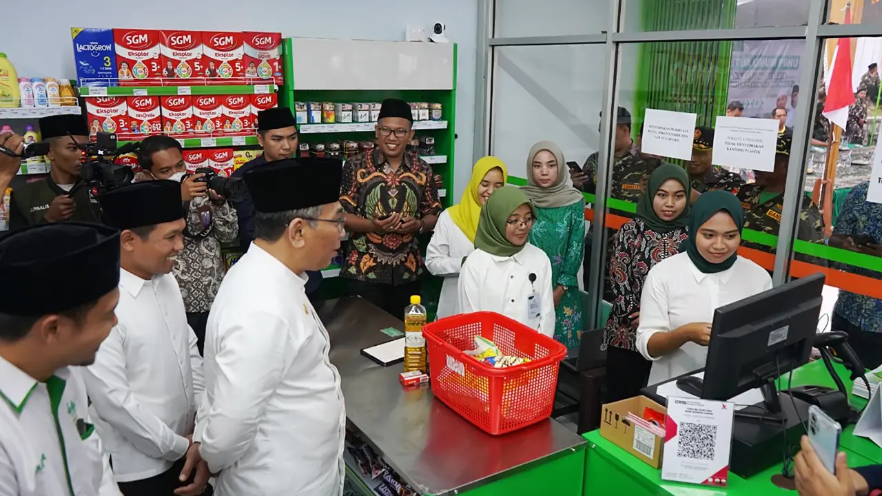 Ketua  Pengurus Besar Nahdlatul Ulama KH Yahya Cholil Staquf  meninjau salah satu toko NU di Kabupaten Lumajang (Istimewa)
