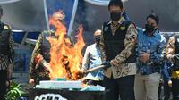 Menteri Keuangan (Menkeu) Purbaya Yudhi Sadewa membakar rokok ilegal di di Surabaya, Jawa Timur, Kamis (2/10/2025). (Dok Kemenkeu)