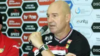 Rafael Berges, pelatih Mitra Kukar. (Bola.com/Aditya Wany)