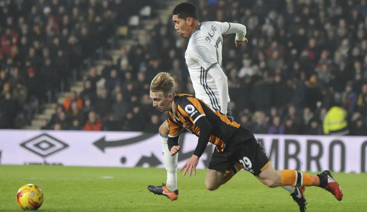 Pemain Manchester United, Chris Smalling berebut bola dengan pemain Hull City,  Jarrod Bowen pada laga semifinal Piala Liga Inggris di KCOM stadium, Hull (26/1/2017). Hull menang 2-1. (AP/Rui Vieira)