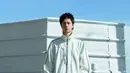 Tak ketinggalan Wang Yibo, aktor dan Penyanyi Tiongkok yang juga Global Ambassador Lacoste mengenakan tracksuit serba putih yang dipadukan sneakers warna senada. [@xinhui.wyb_85]