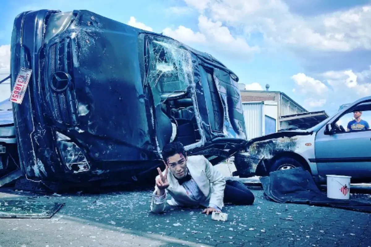TOP Bigbang Pamer Foto Adegan Film Out of Control