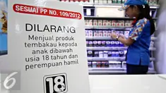 Spanduk program pencegahan akses pembelian rokok terlihat di gerai Indomaret, Jakarta, Selasa (3/11). Program untuk meningkatkan kesadaran masyarakat akan pelarangan pembelian produk tembakau oleh anak di bawah 18 tahun. (Liputan6.com/Immanuel Antonius)