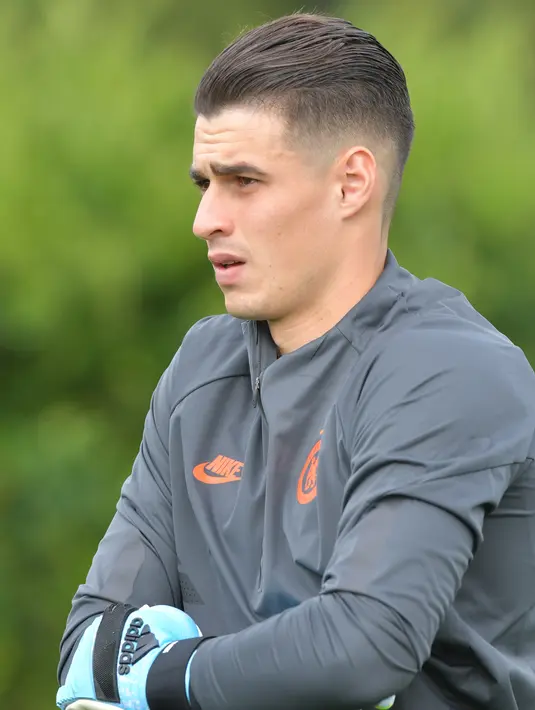 Kiper Chelsea, Kepa Arrizabalaga bersiap mengikuti latihan tim di kompleks Cobham, London, Inggris (16/9/2019). Chelsea akan bertanding melawan wakil Spanyol, Valencia pada grup H Liga Champions. (AFP Photo/Olly Greenwood)