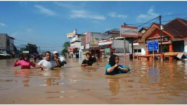 Banjir yang melanda sejumlah wilayah di Kabupaten Bandung, Jawa Barat hingga kini masih dirasakan warga. Sebagian masih mengungsi ke lokasi pengungsian.