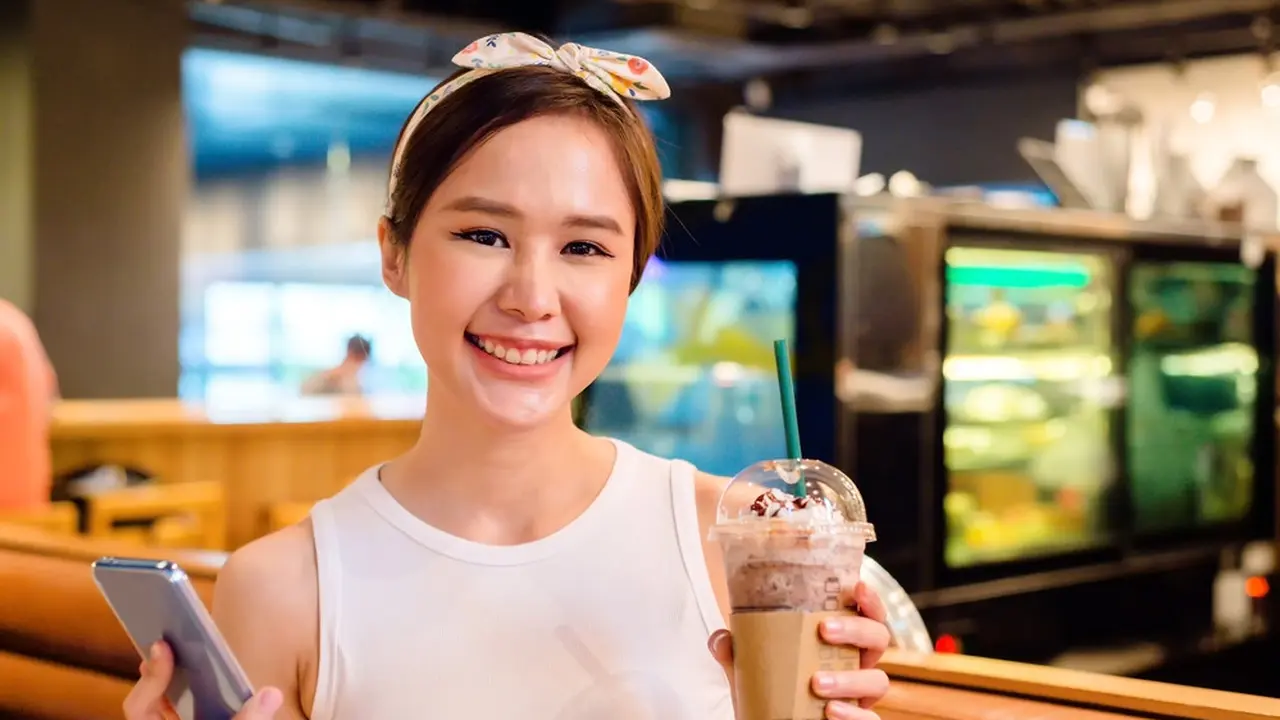 makan minum di kafe santai tersenyum