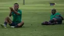 Setelah melakukan breakdance, Rizky Pora, mengajak teman-temannya bertepuk tangan untuk dirinya. (Bola.com/Vitalis Yogi Trisna)