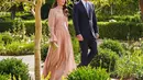 Masih ingat menawannya penampilan Kate Middleton saat kondangan ke Yordania? Ia terlihat sangat cantik dengan dress flowy berkerah tinggi lengan panjang bernuansa rose gold. [Foto: Instagram/princeandprincessofwales]