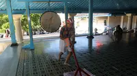 Umat Muslim Manado Ramai-ramai Bersihkan Masjid 