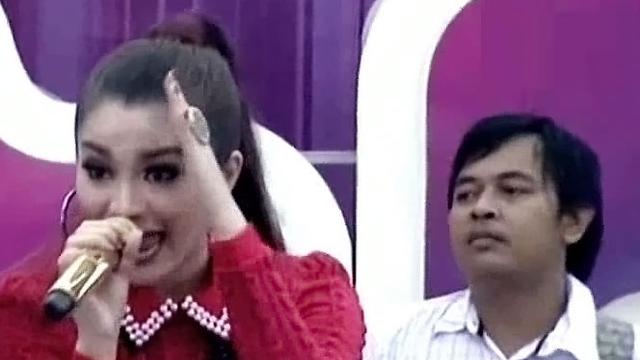 Fitri Carlina  membawakan lagu Oplosan dalam acara Inbox SCTV (14/05/2014)