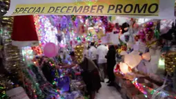 Jelang perayaan hari Natal 2014, sejumlah penjual aksesoris mulai mengalami peningkatan penjualan hingga 20-30 persen. Foto diambil pada Jumat (12/12/2014). (Liputan6.com/Faizal Fanani)