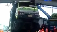 Truk Tersangkut, Jembatan Penyeberangan di Tol Jagorawi Dipotong