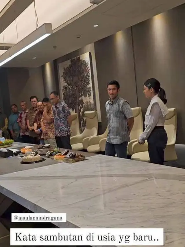 Genap Berusia 41 Tahun, Ini 7 Potret Dian Sastro Rayakan Ulang Tahun Suami di Kantor