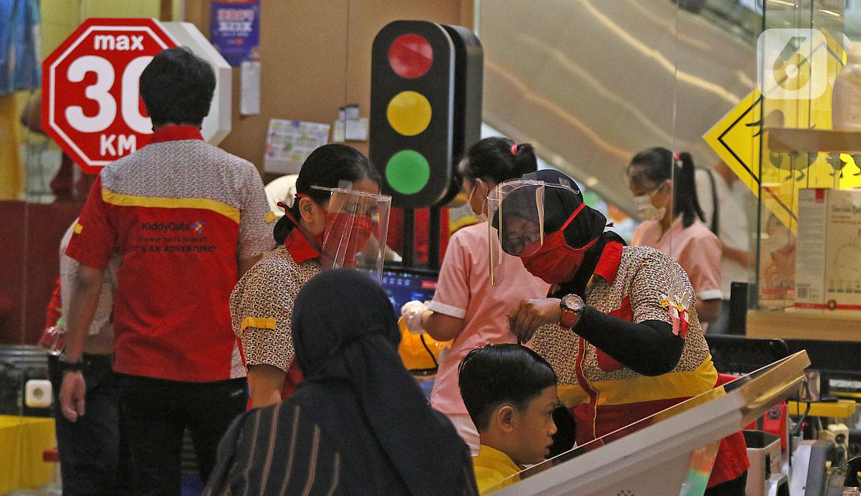 Suasana gerai salon anak di Mall Senayan City, Jakarta, Senin (15/6/2020). Pusat perbelanjaan atau mal di Jakarta kembali dibuka pada Senin (15/6) di masa PSBB transisi dengan jumlah pengunjung masih dibatasi hanya 50 persen dari kapasitas normal. (Liputan6.com/Herman Zakharia)
