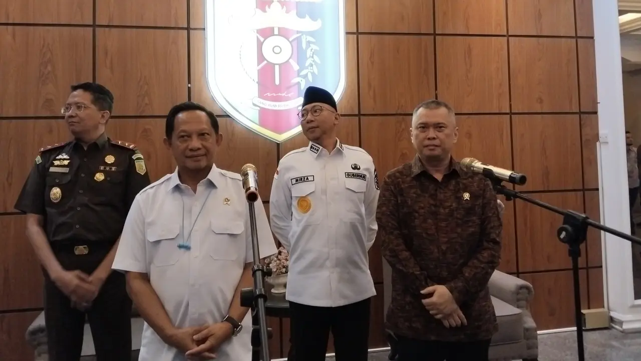 Menteri Dalam Negeri (Mendagri) Tito Karnavian dan Menteri Perhubungan (Menhub) Dudy Purwagandhi saat jumpa pers persiapan arus mudik 2025 di Lampung. Foto : (Liputan6.com/Ardi).