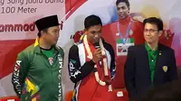 Menpora Imam Nahrawi hingga pejabat PB Pasi menyambut juara lari dunia 100 meter U-20, Muhammad Zohri di Indonesia di Terminal 3 Bandara Internasional Soekarno Hatta. (Bola.com/Zulfirdaus Harahap)