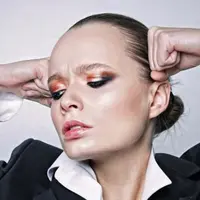 makeup proporsional untuk si dahi lebar. (Sumber foto: pexels.com).