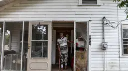 Samuel Hawkins (80) melihat saat dia berjalan keluar dari rumahnya di Fayette, Jefferson County, Mississippi (28/9/2020). Dengan 85% populasinya terdiri dari orang Afrika-Amerika, daerah pedesaan Mississippi ini memiliki proporsi penduduk kulit hitam tertinggi di seluruh negeri. (AFP/Chandan Khanna)