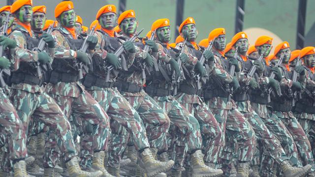 Defile Pasukan dan Alutsista Meriahkan Gladi Bersih HUT ke-79 TNI