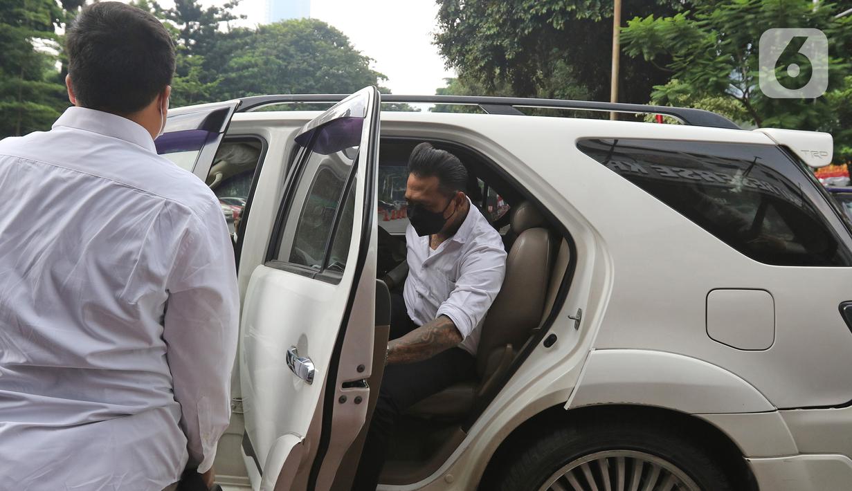 Musikus I Gede Ary Astina alias Jerinx tiba di Polda Metro Jaya, Jakarta, Sabtu (14/08/2021).  Kedatangan Jerinx untuk menghadiri proses mediasi dengan pegiat media sosial Adam Deni Toba dalam menyelesaikan kasus dugaan pengancaman yang menjeratnya. (Liputan6.com/Herman Zakharia)