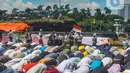 Mantan Ketua Umum Pengurus Pusat (PP) Muhammadiyah, Din Syamsuddin terlihat mengikuti salat zuhur bersama dengan massa yang hadir. (merdeka.com/Arie Basuki)