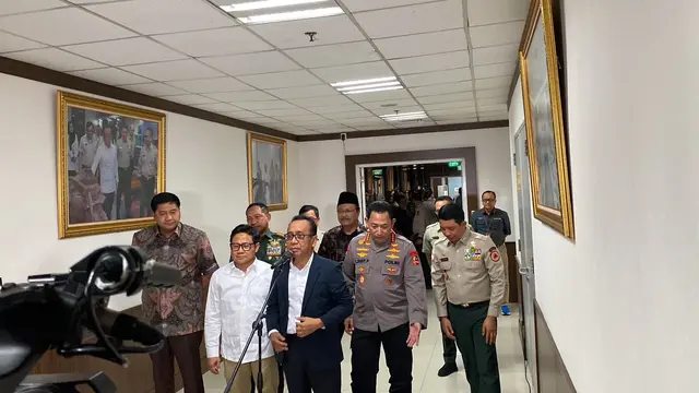 Menteri Koordinator Bidang Pembangunan Manusia dan Kebudayaan Pratikno usai rapat bersama Presiden Prabowo Subianto terkait erupsi Gunung Lewotobi Laki-Laki, NTT.