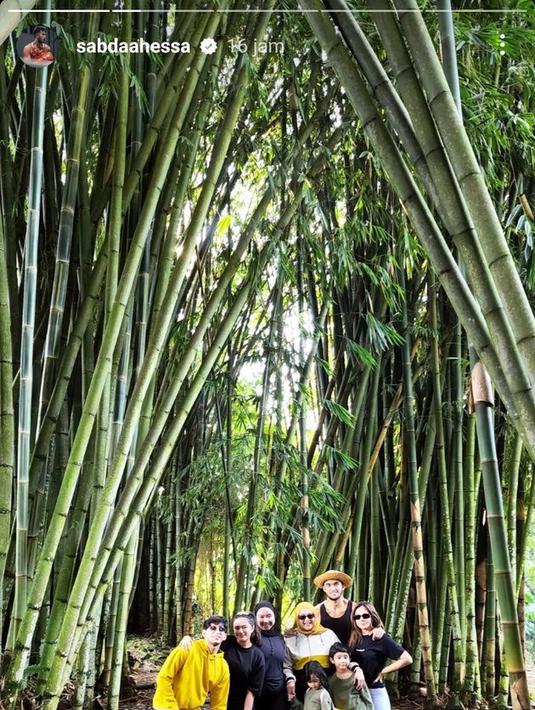 Wulan Guritno dan Sabda Ahessa tampak begitu menikmati momen 'healing' singkat mereka di tengah pemandangan hijau. (instagram.com/sabdaahessa)