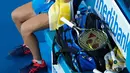 Petenis wanita Australia, Daria Gavrilova mengelap mukanya saat istirahat dalam pertandingan Australia Terbuka di Melbourne, Australia, (22/1). Teriknya cuaca di Australia Terbuka, membuat para pemain kepanasan. (AP Photo/Aaron Favila)