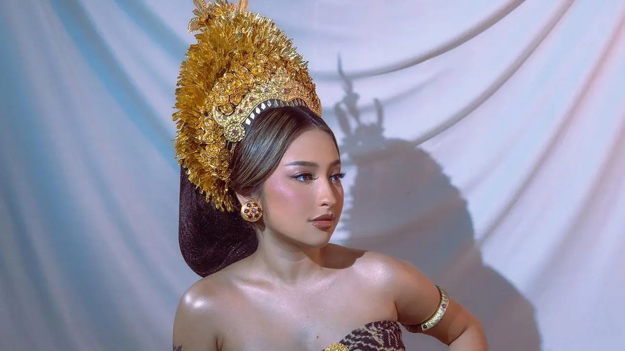 Pesona Keibuan Jennifer Coppen di Maternity Shoot dengan Adat Bali, Baby Bump Tanpa Stretch Mark Jadi Sorotan
