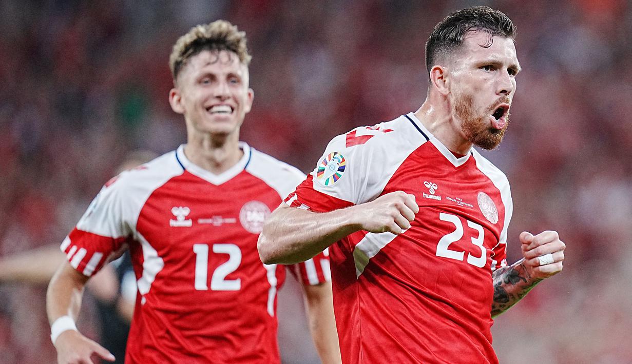 Selebrasi gelandang Timnas Denmark, Pierre Hojbjerg (kanan) setelah mencetak gol pertama timnya ke gawang San Marino pada laga matchday kelima Grup H Kualifikasi Euro 2024 di Copenhagen, Denmark, Jumat (8/9/2023) dini hari WIB. (AFP/Ritzau Scanpix/Liselotte Sabroe)