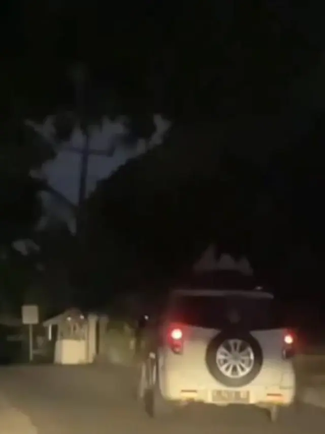 Heboh Video Penampakan Putih di Atas Kap Mobil, Bikin Merinding