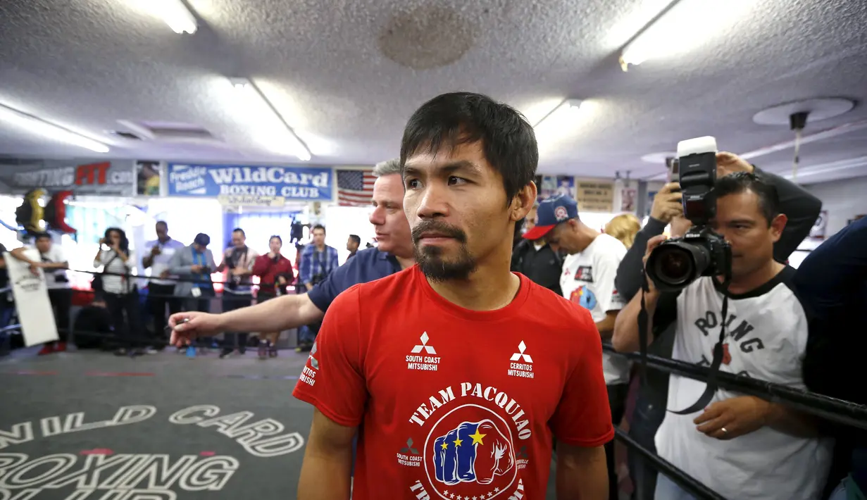 Petinju Manny Pacquiao memberikan keterangan sebelum latihan jelang pertarungan melawan Tim Bradley di Hollywood, Los Angeles, California, Rabu (30/3). Petinju berjuluk ‘Pacman’ itu akan menantang Bradley pada 9 April 2016 nanti. (REUTERS/Lucy Nicholson)