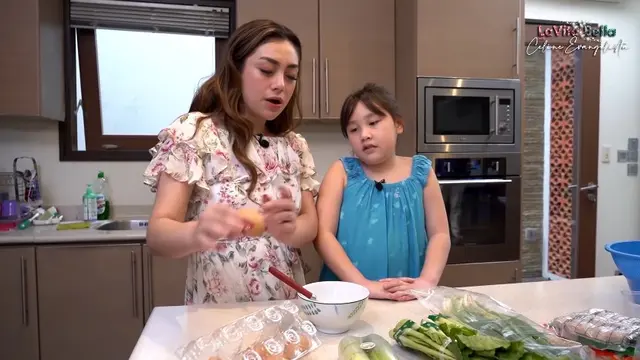 Potret dapur rumah Celine Evangelista (Sumber: YouTube/Celine Evangelista)