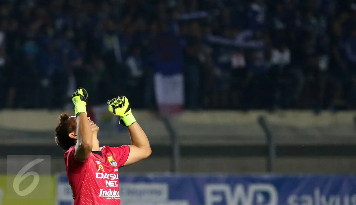 Kiper Persib, I Made Wirawan mengangkat tangan usai laga melawan Persebaya United di laga Grup A Piala Presiden 2015 di Stadion Si Jalak Harupat, Bandung, Minggu (6/9/2015). Persib unggul 2-0 atas Persebaya United. (Liputan6.com/Helmi Fithriansyah)