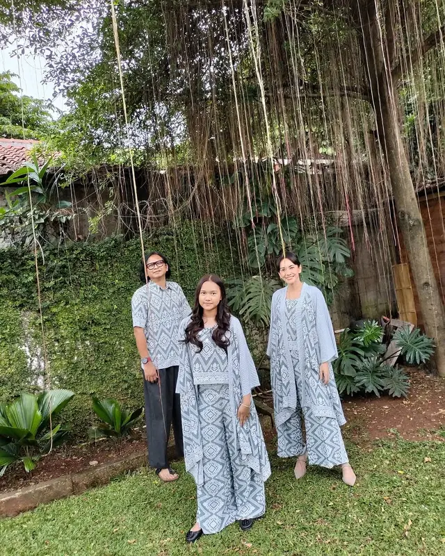 Potret 7 artis rayakan Lebaran 2025 bareng mantan pasangan, Desta & Natasha Rizky kompak berbaju biru