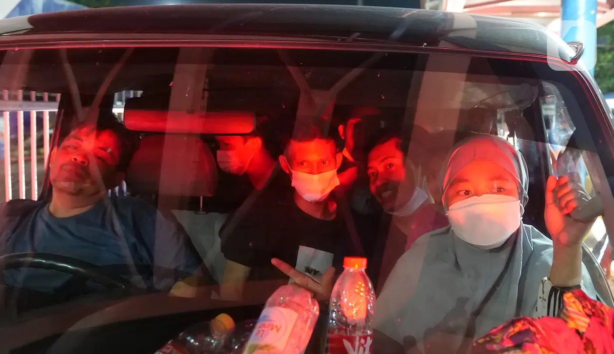 Pemudik dengan kendaraan roda empat menunggu untuk menaiki kapal ferry di Pelabuhan Merak Banten, Rabu (5/5/2021) dinihari.  Pemerintah melarang mudik Lebaran selama 12 hari, mulai tanggal 6 hingga 17 Mei 2021 guna mencegah penularan Covid-19. (Liputan6.com/Herman Zakharia)