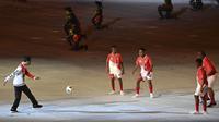 Presiden Joko Widodo (kiri) bermain bola dengan sejumlah pengisi acara saat Upacara Pembukaan PON Papua di Stadion Lukas Enembe, Kompleks Olahraga Kampung Harapan, Distrik Sentani Timur, Kabupaten Jayapura, Papua, Sabtu (2/10/2021). (ANTARA FOTO via InfoPublik/Nova Wahyudi)